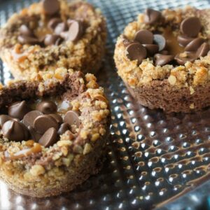 Brownie-Cups-with-Pretzel-Crumble-Caramel-and-Milk-Chocolate-300x300