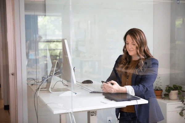 The Advantages of a Standing Office Desk for Health and Wellness